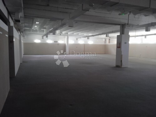 Prostran poslovni prostor 1100m2 PULA