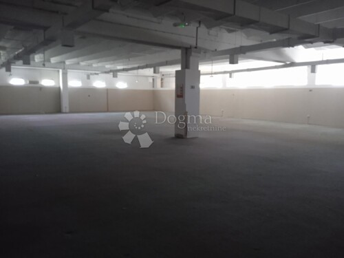 Prostran poslovni prostor 1100m2 PULA