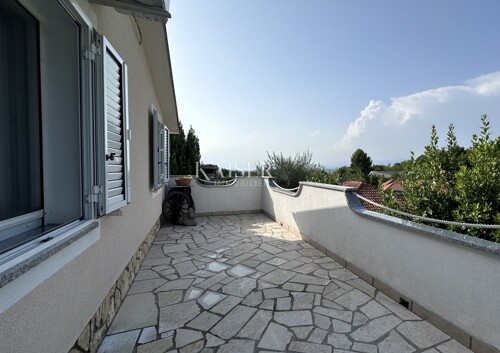 Otok Krk, okolica Dobrinja, samostojeća kuća 150 m2