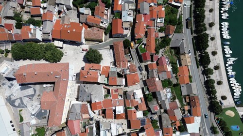 Novi Vinodolski, centar - poslovni prostor sa stanom i garso