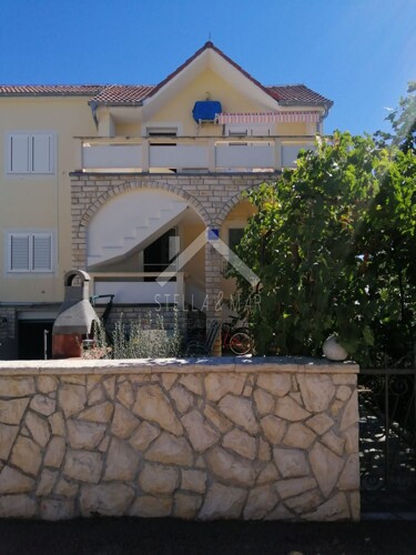 Kuća sa 5 apartmana, garaža, podrum - Vir, Centar