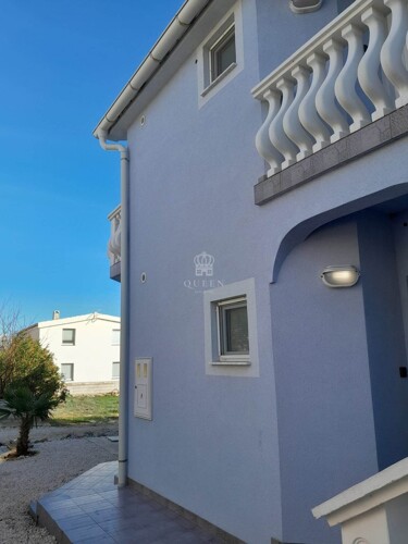 Samostojeća kuća sa 3 stana, mirna lokacija Vir