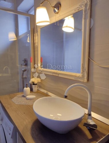 Thumbnail 5267518 - 12