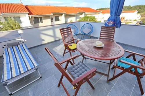 Apartmanska kuća, novouređena, pogled na more - Vir