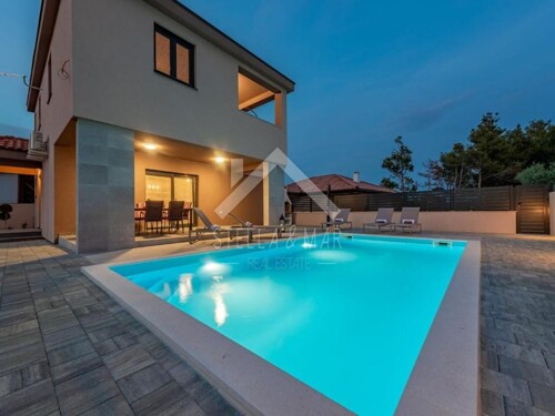 Villa sa bazenom, prekrasno dvorište - Vir