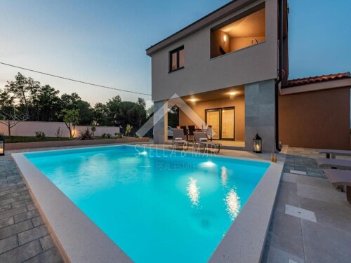 Villa sa bazenom, prekrasno dvorište - Vir