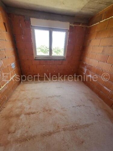 Čiovo,Okrug G.,započeta sasmostojeća kuća 292m2,1.stan i posl. prostor