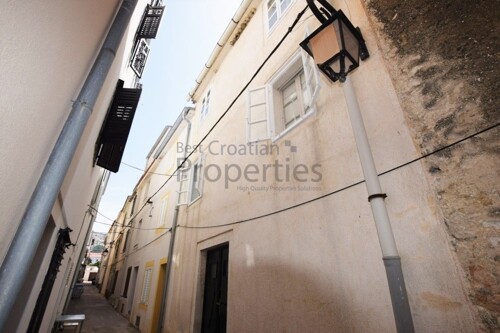PAG (CENTAR) - KUĆA od 250m2 (3 STAMBENE JEDINICE), 60m od mora