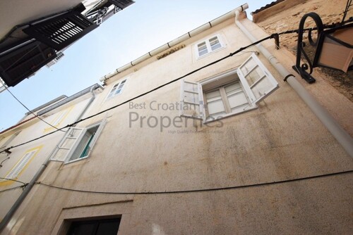 PAG (CENTAR) - KUĆA od 250m2 (3 STAMBENE JEDINICE), 60m od mora