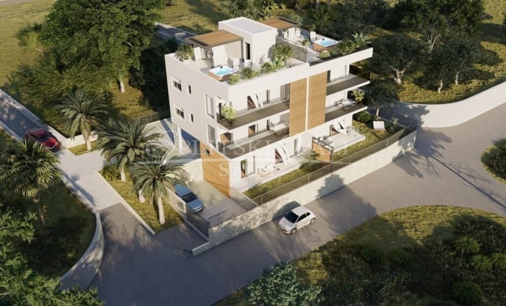 TROGIR, dvosoban stan s krovnom terasom, novogradnja