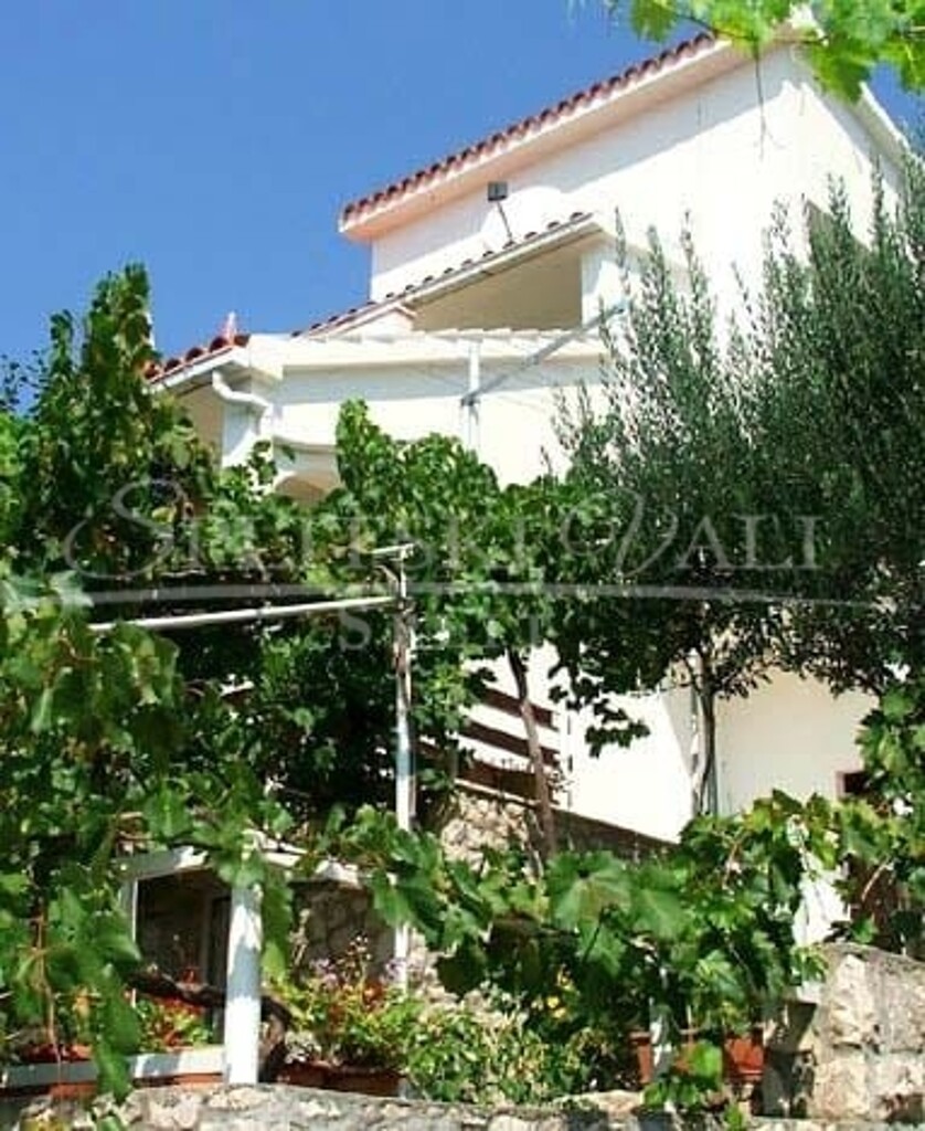 Seget Vranjic-mediteranska kuća s okućnicom u blizini mora