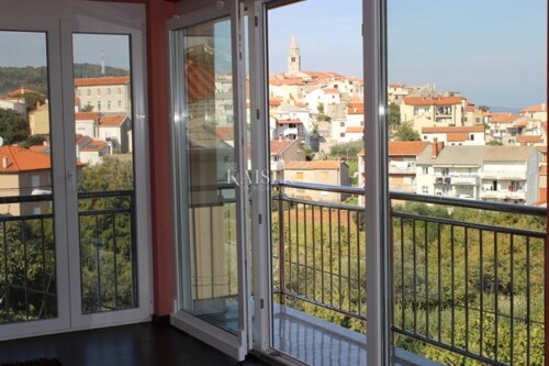 Krk - Vrbnik kuća sa 6 apartmana i prekrasnim pogledom na mo