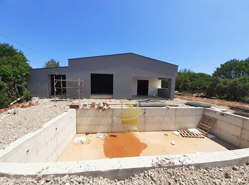 Istra, Barban, 1.5km od mora, kuća 155 m2 sa bazenom, okućnica 1200 m2 (prodaja)