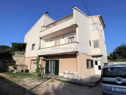 Kuća sa 3 stana i lijepa građevinska čestica,centar Vodica