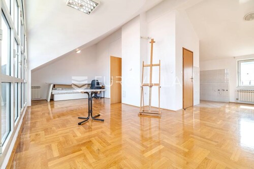 Zagreb, Malešnica stan na trećem katu 65 m2