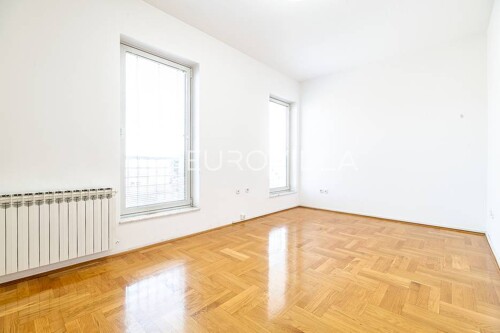 Zagreb, Malešnica stan na drugom katu 120 m2
