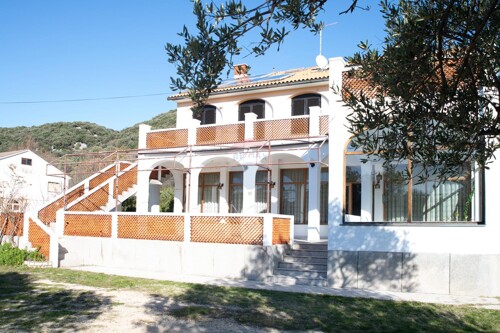 Otok Rab, ugostiteljski objekt 306m2 + apartmani na 2 etaže,