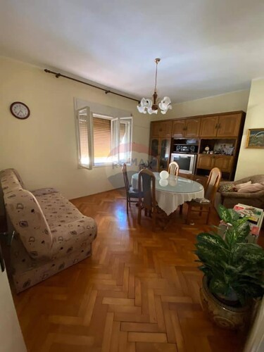 Pula, Centar, Kuća s 2 stana, strogi centar grada 160m2 + 50