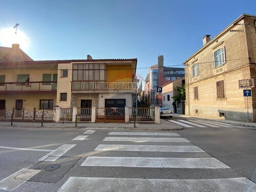 Pula, Centar, Kuća s 2 stana, strogi centar grada 160m2 + 50