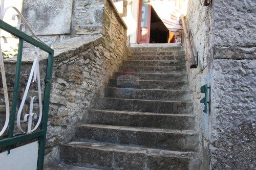 Motovun okolica, autohtona kuća s pogledom na Motovun