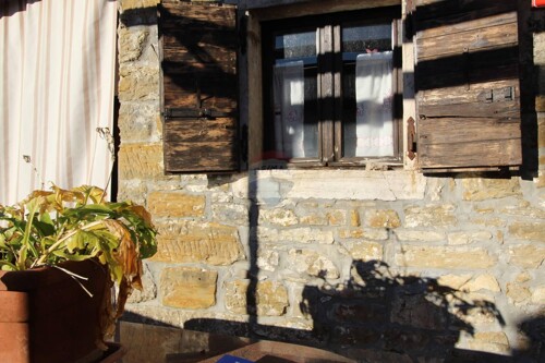 Motovun okolica, autohtona kuća s pogledom na Motovun