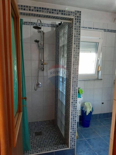 OTOK KRK,PINEZIĆI kuća sa tri apartmana