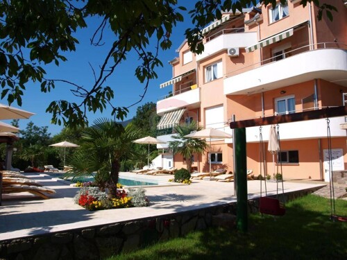 OPATIJA,OPRIĆ- novija kuća sa 8 apartmana, bazenom 50 m2, ve