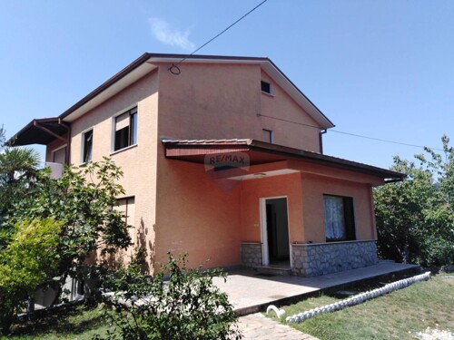 Kastav - samostojeća kuća s tri stambene jedinice