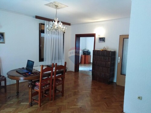 Kastav - samostojeća kuća s tri stambene jedinice