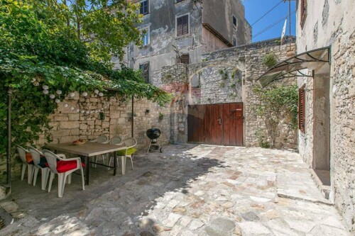 Istra, Pula: Kuća s velikim terenom u centru