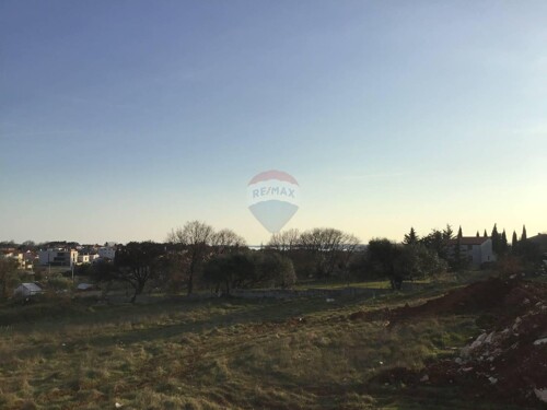 Medulin, građevinsko zemljište 700m od mora, 4408m2