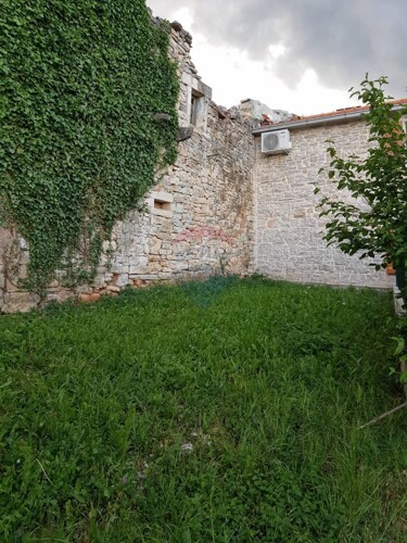 BARBAN OKOLICA: STARA KUĆA 140 m2 SA 900 m2 DVORIŠTA