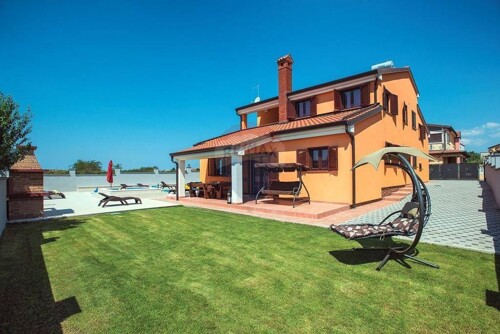 Istra, villa s bazenom u pregrađu Pule