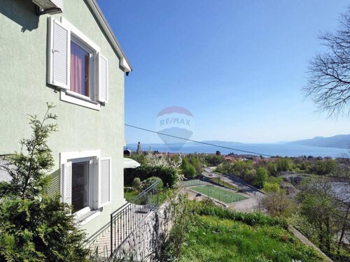 KASTAV- centar samostojeća kuća 180 m2 sa otvorenim pogledom