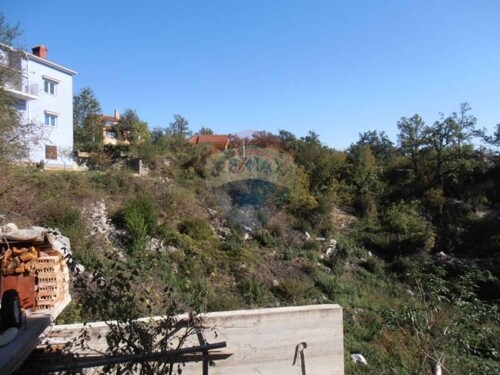 SRDOČI - GRAĐEVINSKI TEREN 571 M2 + MALA KUĆICA