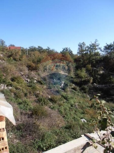 SRDOČI - GRAĐEVINSKI TEREN 571 M2 + MALA KUĆICA