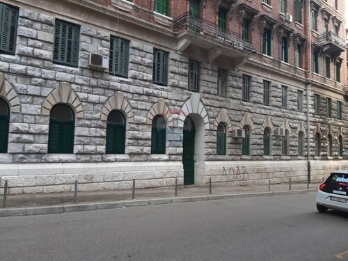 Centar-Stan od 180m2 na prvom katu za najam