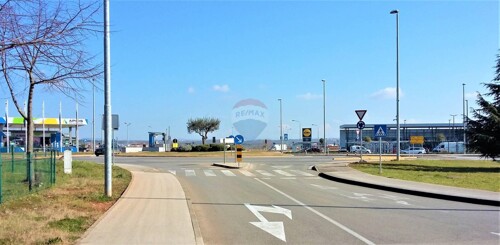 Umag - atraktivni građevinski teren za poslovnu namjenu