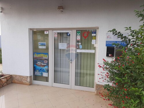 Istra, Novigrad, Karigador, poslovni prostor 1. red od mora