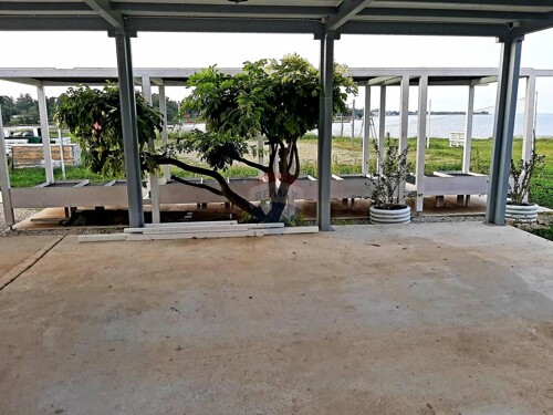 Istra, Novigrad, Karigador, poslovni prostor 1. red od mora