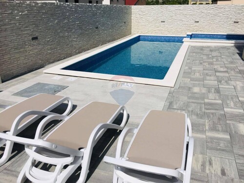 Cesarica kuća sa devet apartmana