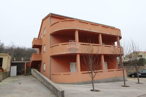 Samostojeća kuća sa pet apartmana