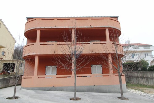 Samostojeća kuća sa pet apartmana
