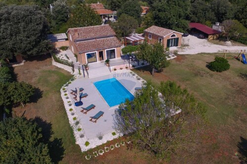 ROVINJ: Krasna vila s bazenom na velikom terenu