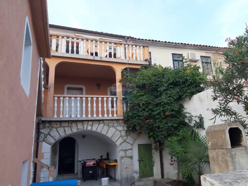 Crikvenica-Dramalj,kuća sa tri stana,konobom i vrtom!