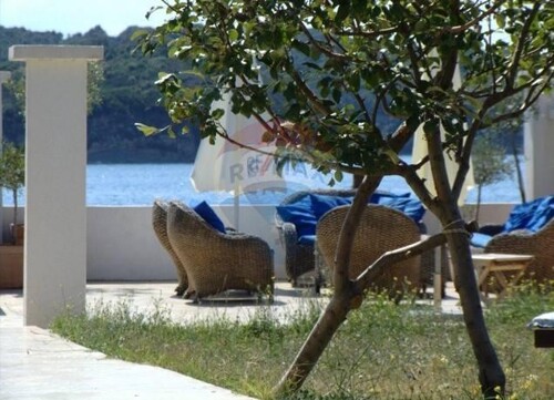 VILLA PRVI RED UZ MORE