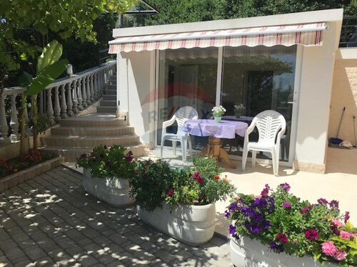 Ika - Oprić, stan s terasom