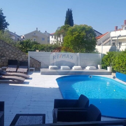 MALINSKA-kuća sa šest apartmana i bazenom -uhodani posao