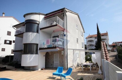 MALINSKA-kuća sa šest apartmana i bazenom -uhodani posao
