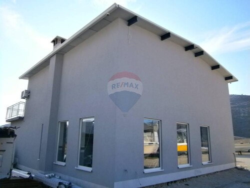Suha marina, zgrada 150m2 sa terenom 4000m2